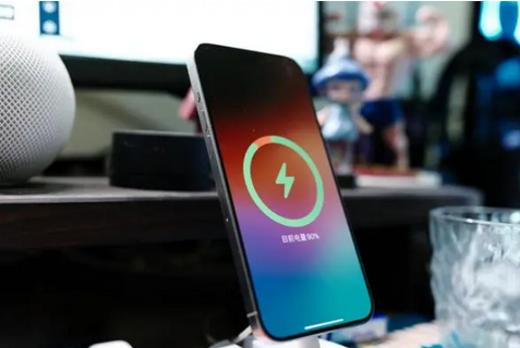 洞口苹果15换屏服务分享用什么充电器给iPhone15充电更好 